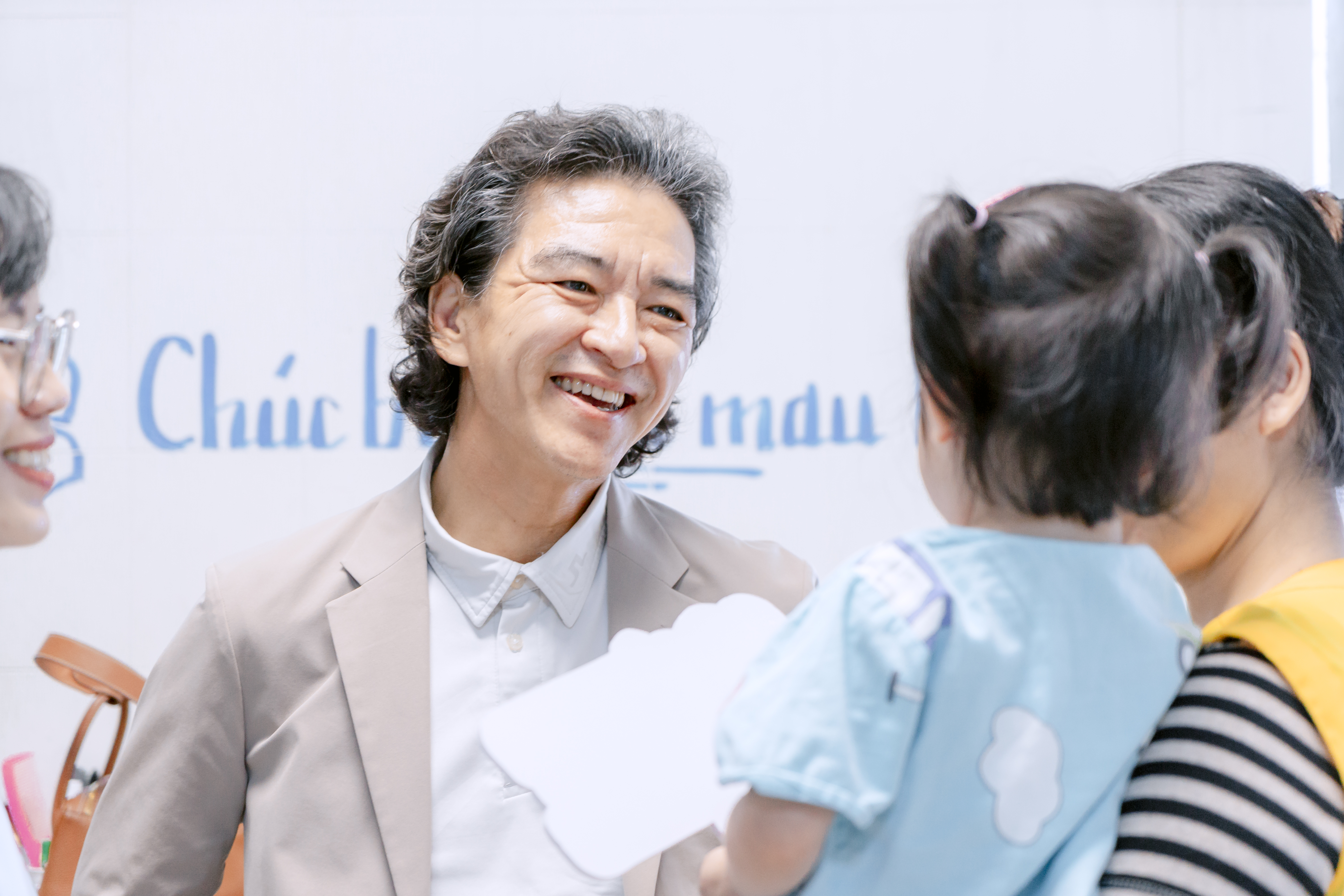 The Strategic Director of Vilai Viet shared stories with the patient's families.